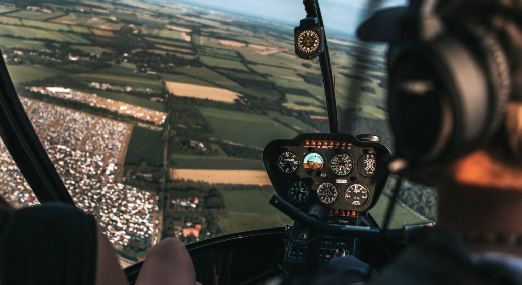 Im Helikopter den Ausblick genießen